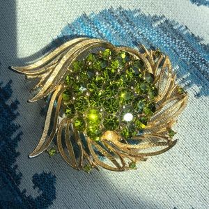 Beautiful vintage brooch. Green crystals.